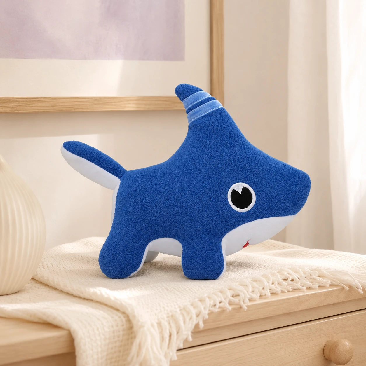 Peluche Shark Dog Royaume Peluche - mise en situation