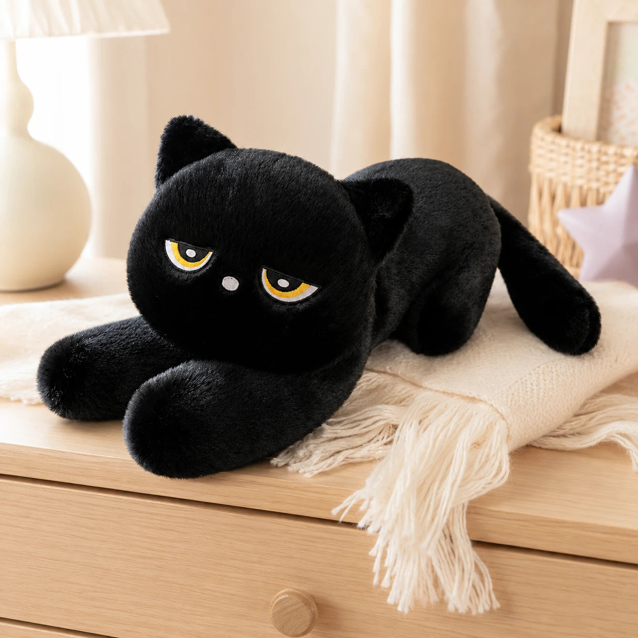 Peluche chat noir Royaume Peluche - mise en situation