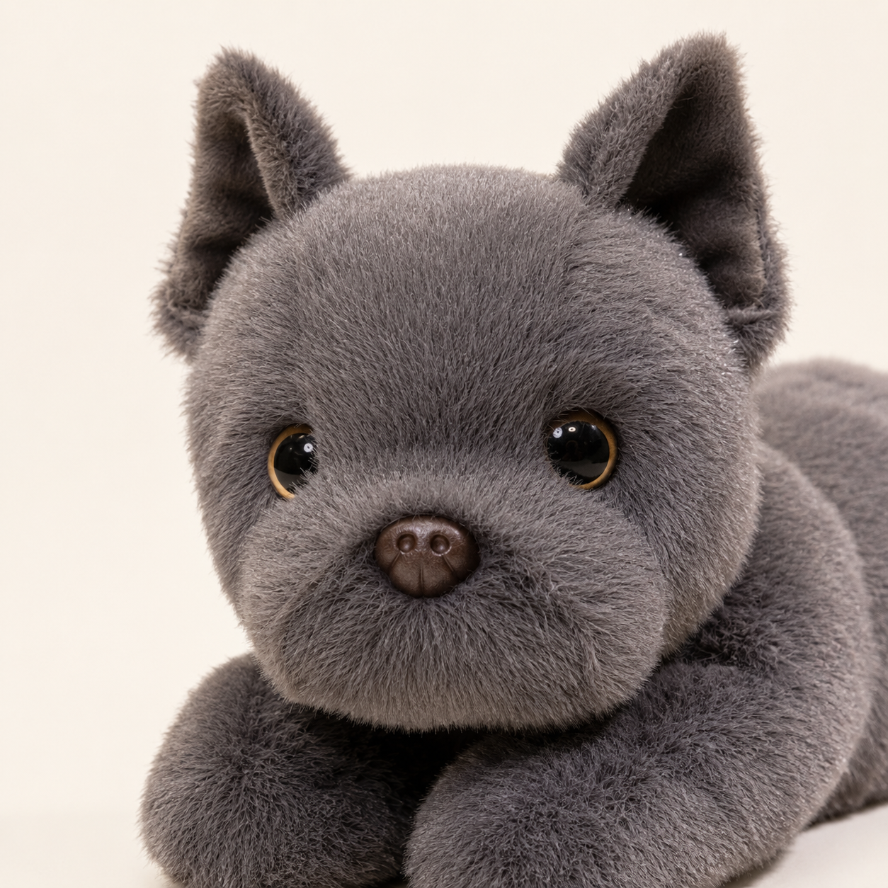 Détail du visage et de la fourrure de la peluche bouledogue grise
