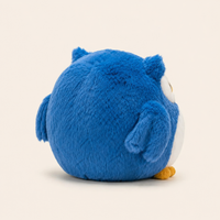 Peluche hibou bleue vue arrière trois-quarts sur fond ivoire