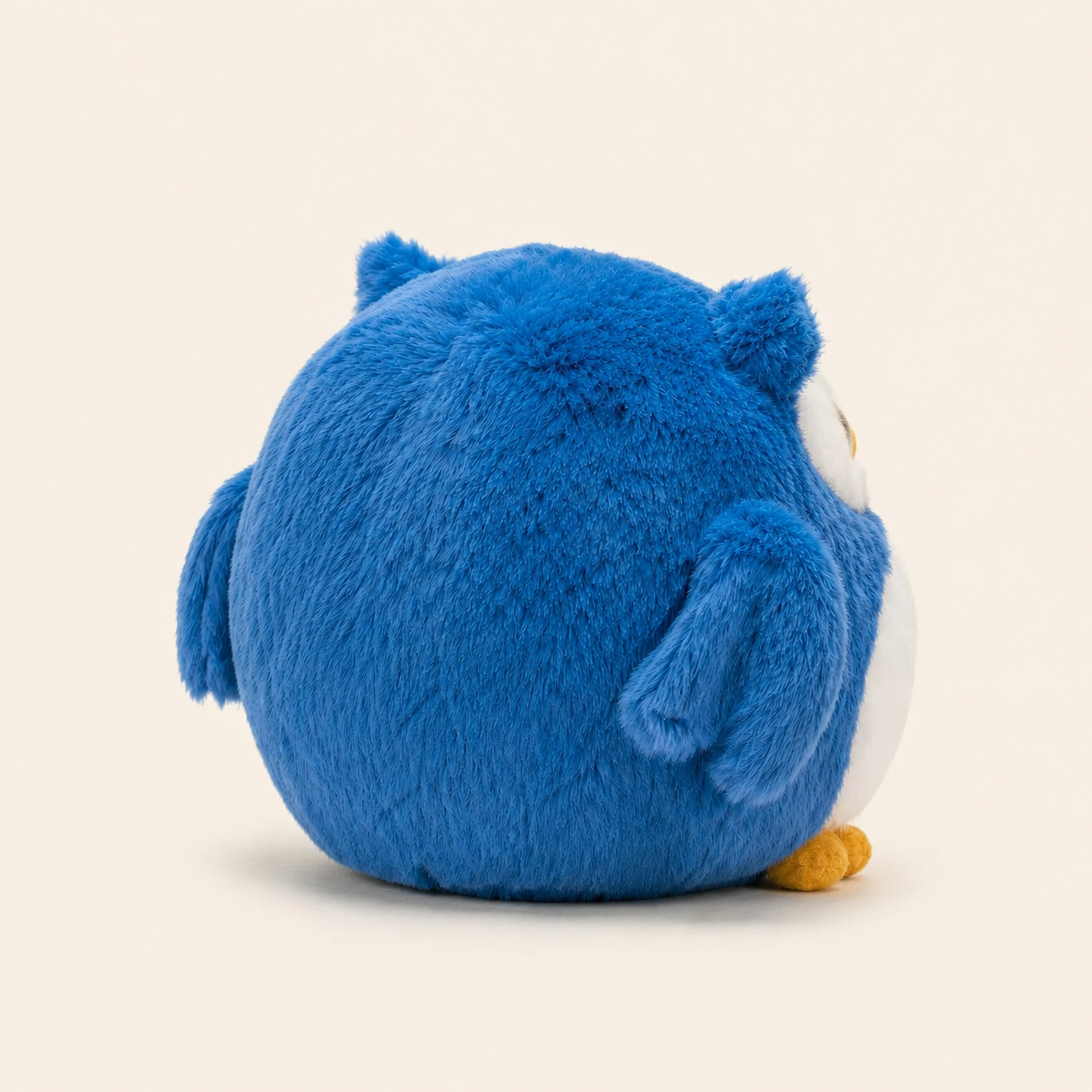 Peluche hibou bleue vue arrière trois-quarts sur fond ivoire