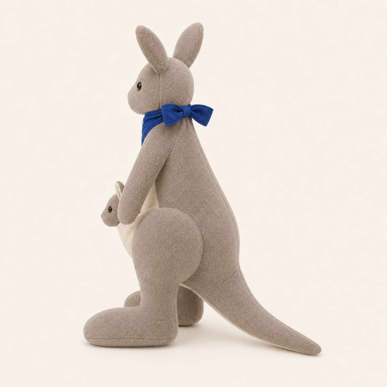 Peluche kangourou gris foncé avec son bébé, vue de profil arrière montrant la queue