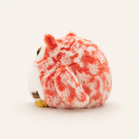 Peluche hibou rouge et blanche vue arrière trois-quarts sur fond ivoire