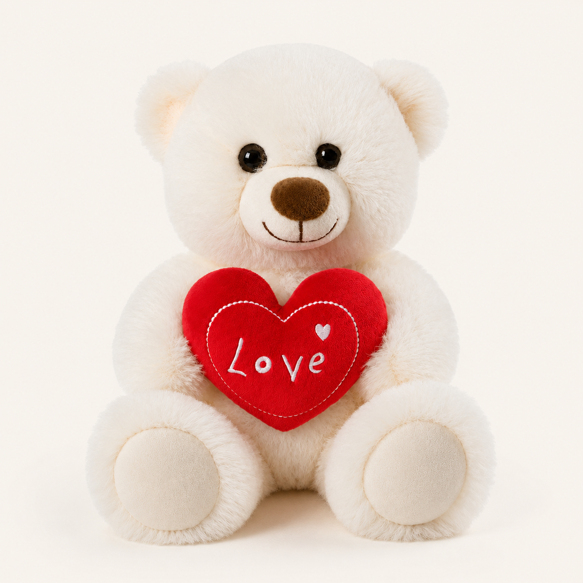 Peluche ourson blanche tenant un cœur rouge brodé Love, vue de face sur fond ivoire