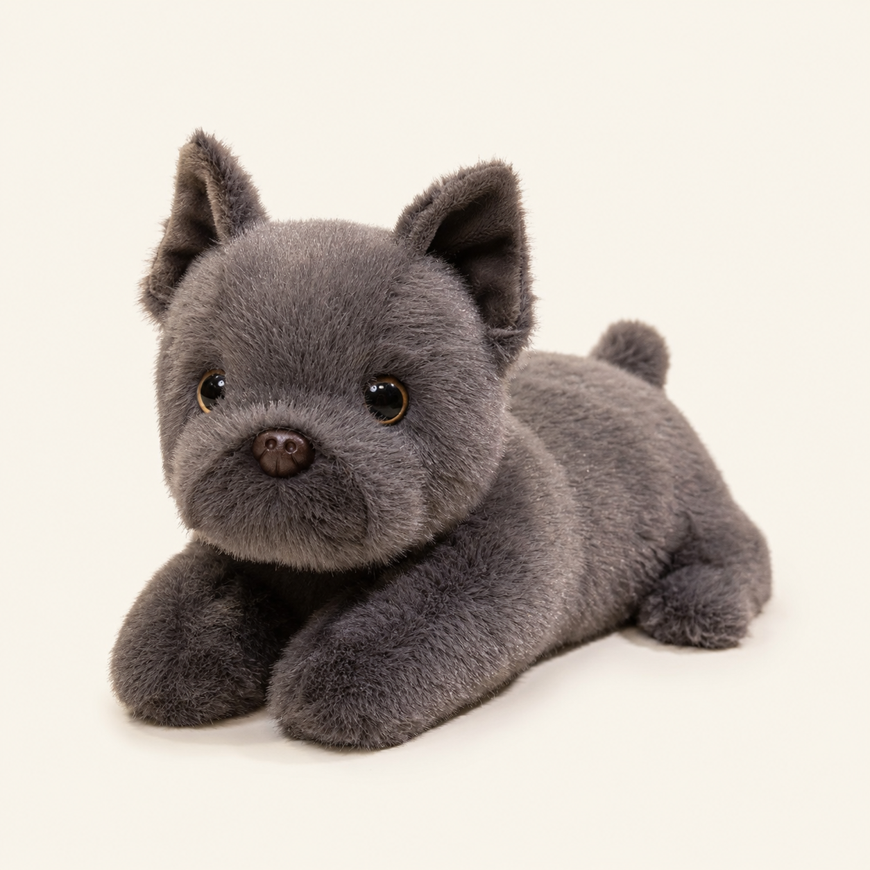 Peluche bouledogue gris couchée, vue principale sur fond ivoire