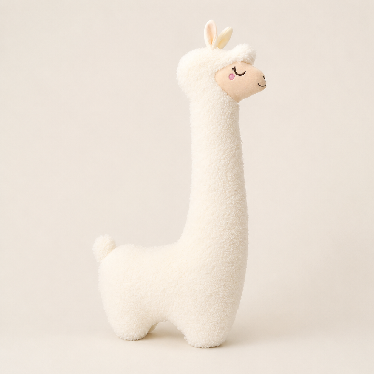 Grand alpaga en peluche blanc ivoire vu de profil trois-quarts