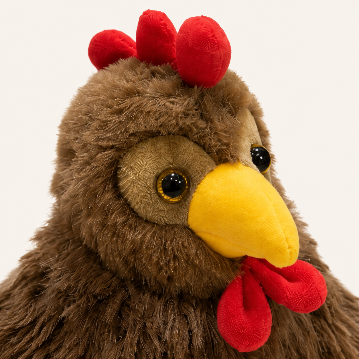 Gros plan sur le visage, la crête rouge, le bec jaune et les longs poils du coq marron
