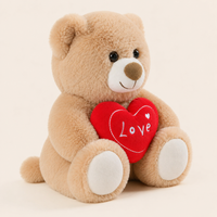 Peluche ours beige clair au cœur rouge Love, vue latérale trois-quarts sur fond ivoire