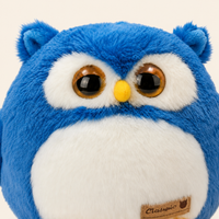 Gros plan sur le visage et la texture de la peluche hibou bleue