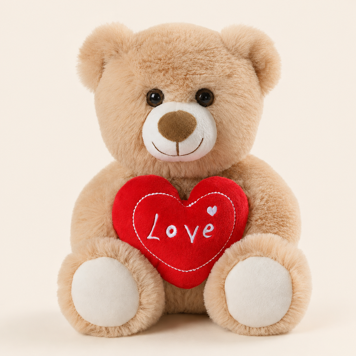 Peluche ours beige clair tenant un cœur rouge Love, vue de face sur fond ivoire