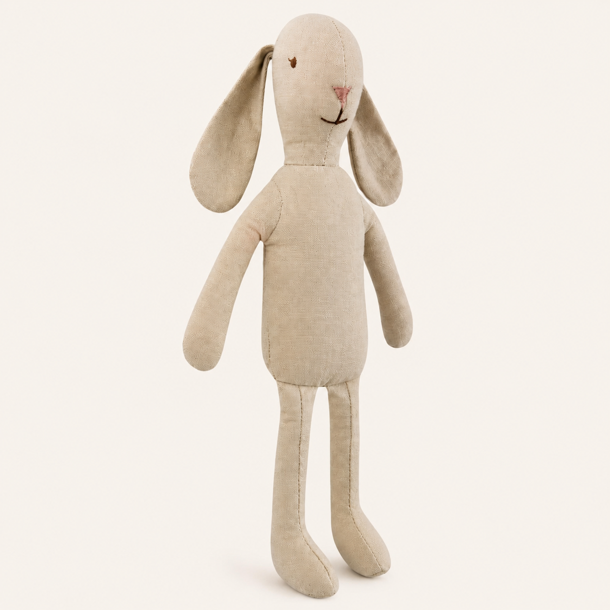 Doudou lapin en tissu beige vu de face sur fond ivoire