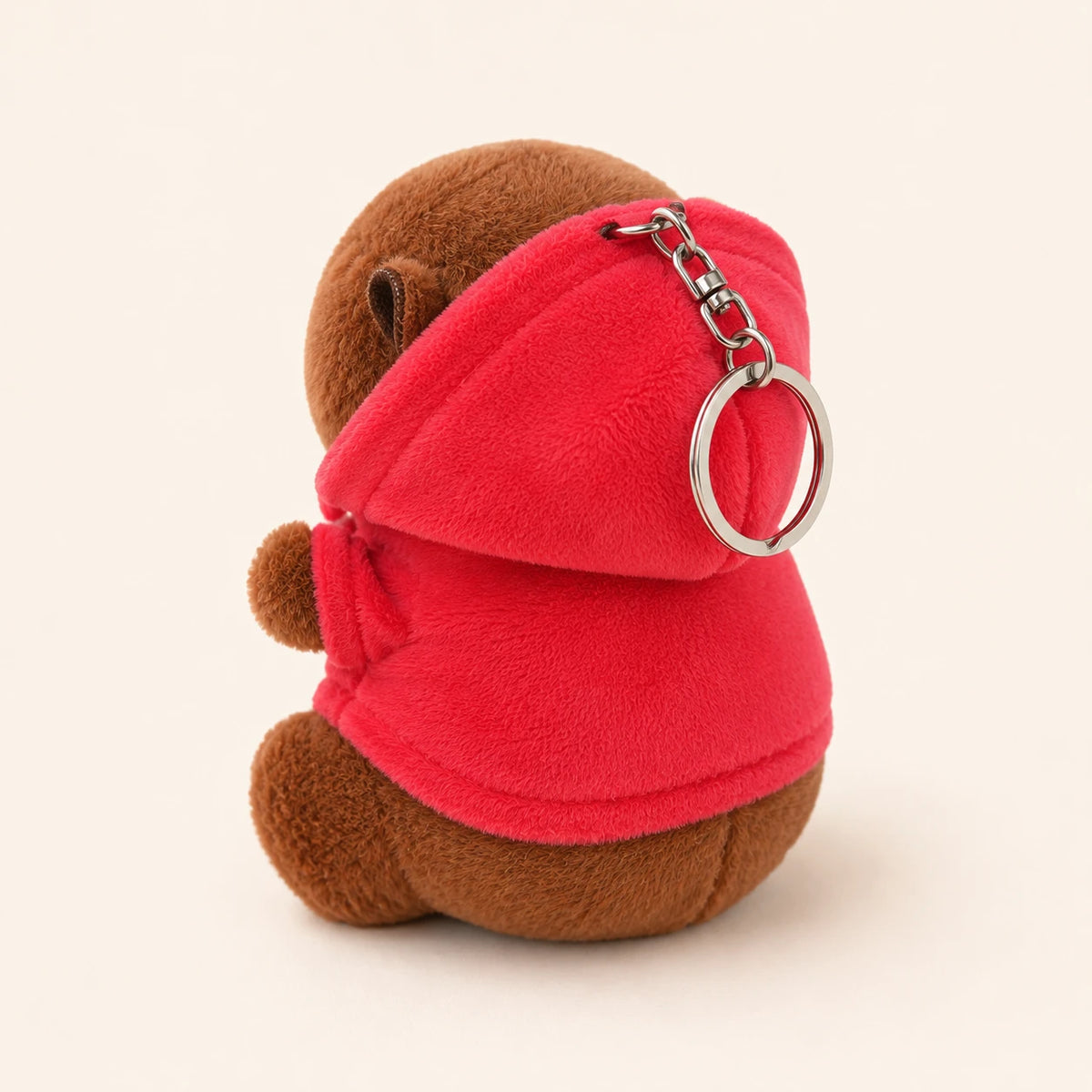 Peluche capybara pendentif porte-clés vue de côté avec anneau porte-clés, fond ivoire