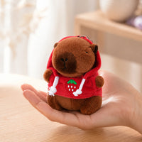 Peluche capybara pendentif porte-clés tenue dans une main, mise en situation