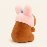 Peluche capybara bonnet lapin vue de cote, environ 12 cm, fond ivoire