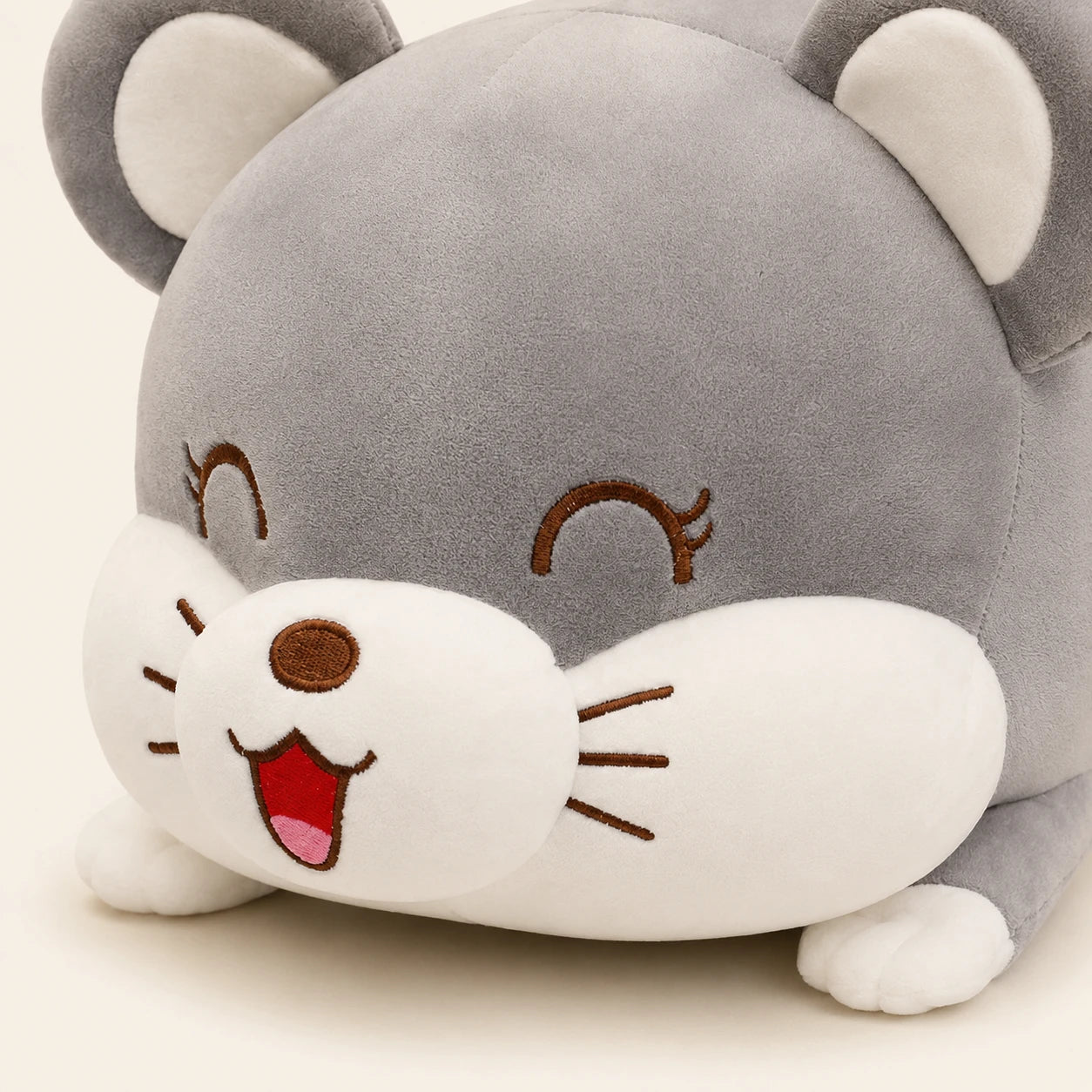 Gros plan visage peluche coussin animal, fond ivoire