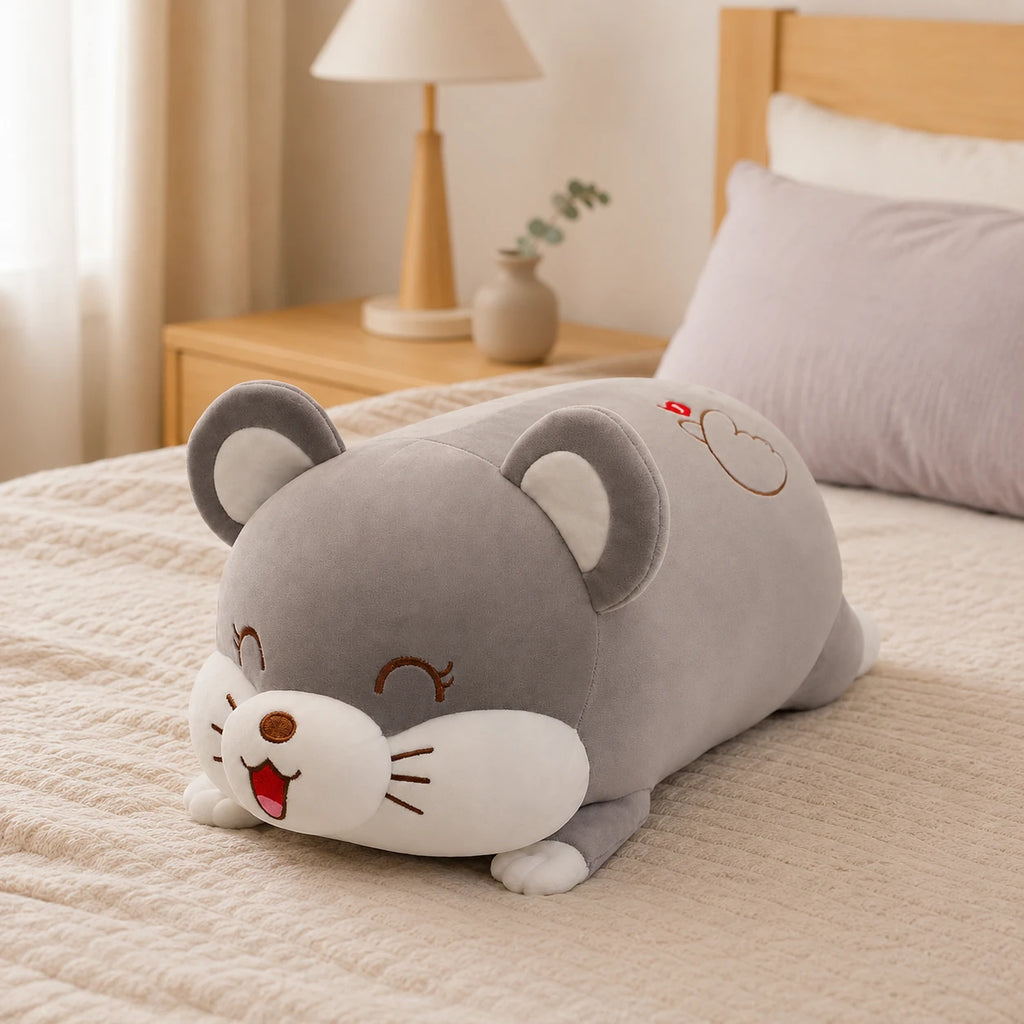 Peluche coussin animal posee sur un lit, mise en situation