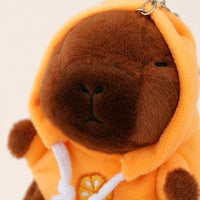Gros plan visage peluche capybara porte-cles, fond ivoire