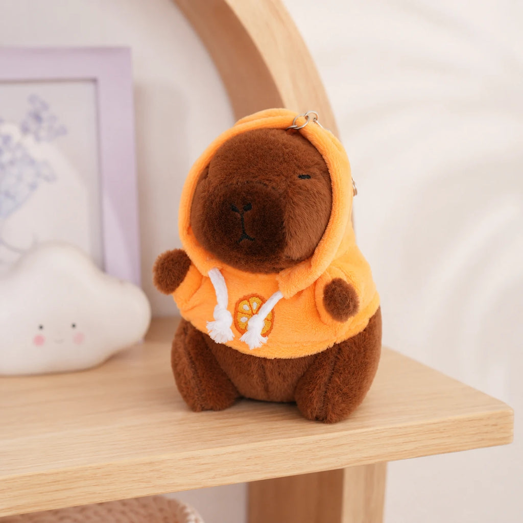 Peluche capybara porte-cles en mise en situation sur une etagere