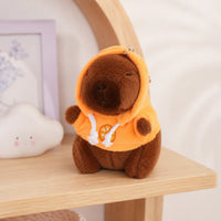 Peluche capybara porte-cles en mise en situation sur une etagere