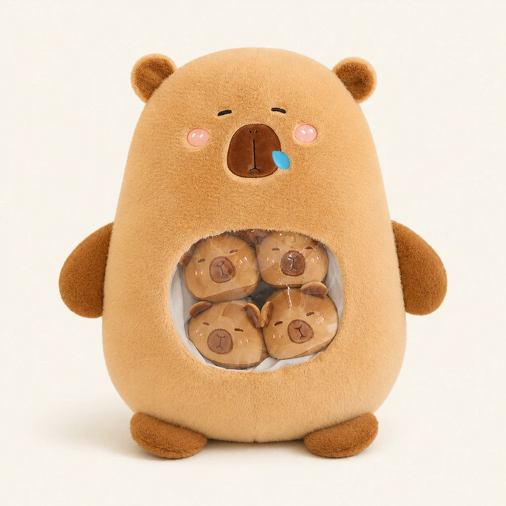 Sac peluche capybara vue de trois-quarts, environ 20 cm, fond ivoire