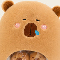 Gros plan visage sac peluche capybara, fond ivoire