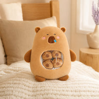Sac peluche capybara en mise en situation sur un lit