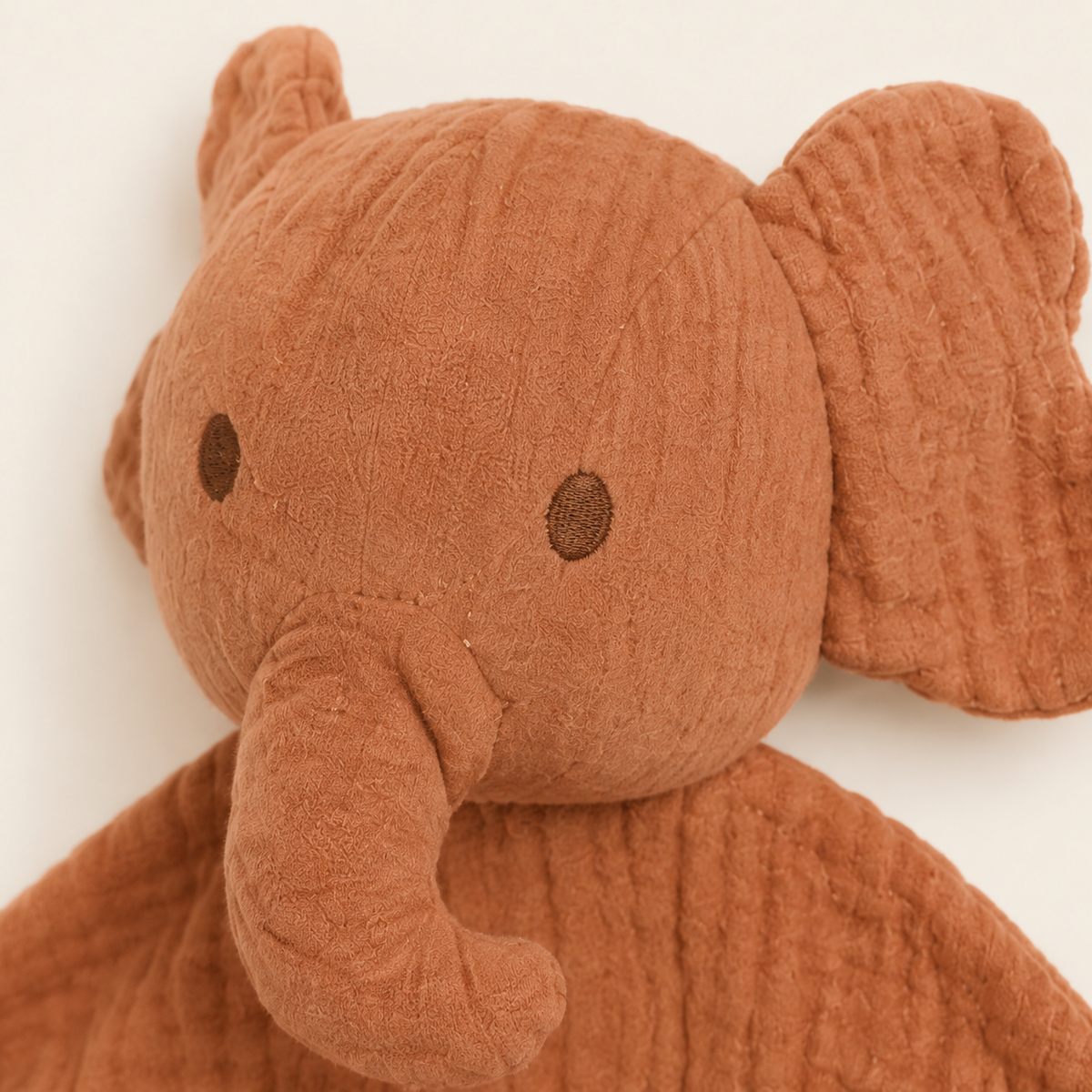 Doudou personnalisé éléphant terracotta, gros plan visage et gaze de coton