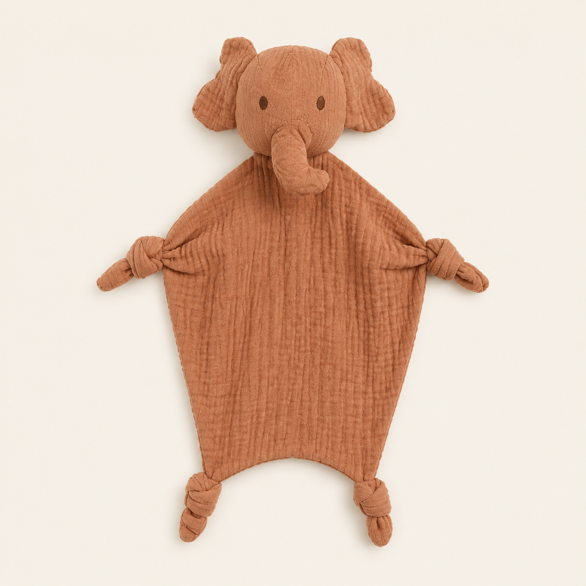 Doudou personnalisé éléphant terracotta en gaze de coton, vue de face sur fond ivoire