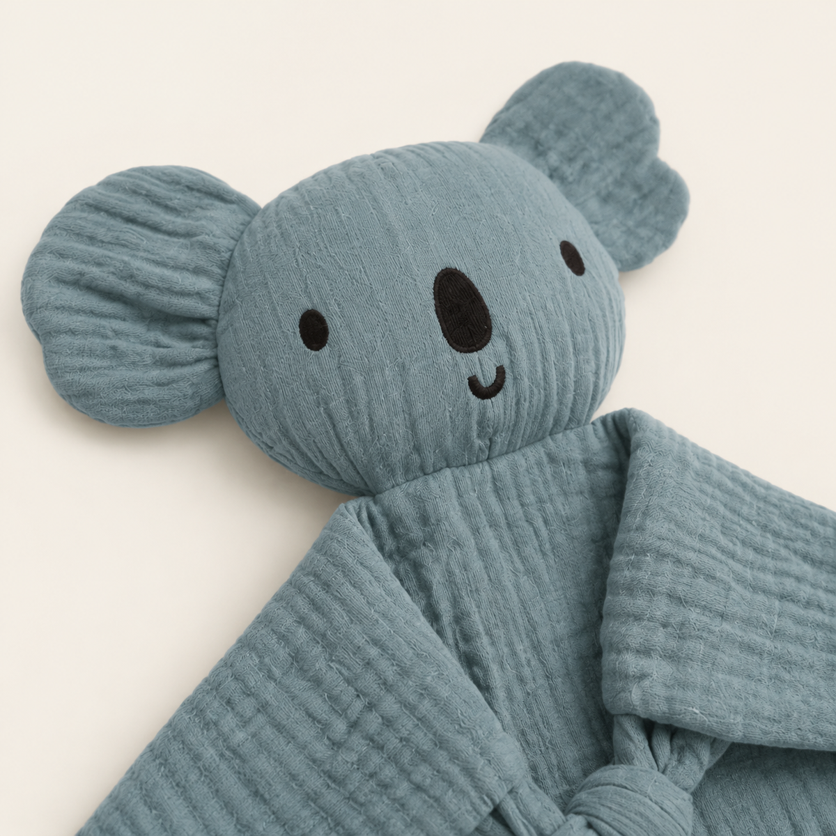 Doudou personnalisé koala bleu grisé, gros plan visage et gaze de coton
