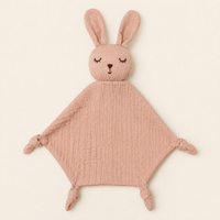Doudou personnalisé lapin rose poudré en gaze de coton, vue de face sur fond ivoire