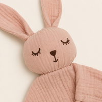 Doudou personnalisé lapin rose poudré, gros plan visage et gaze de coton