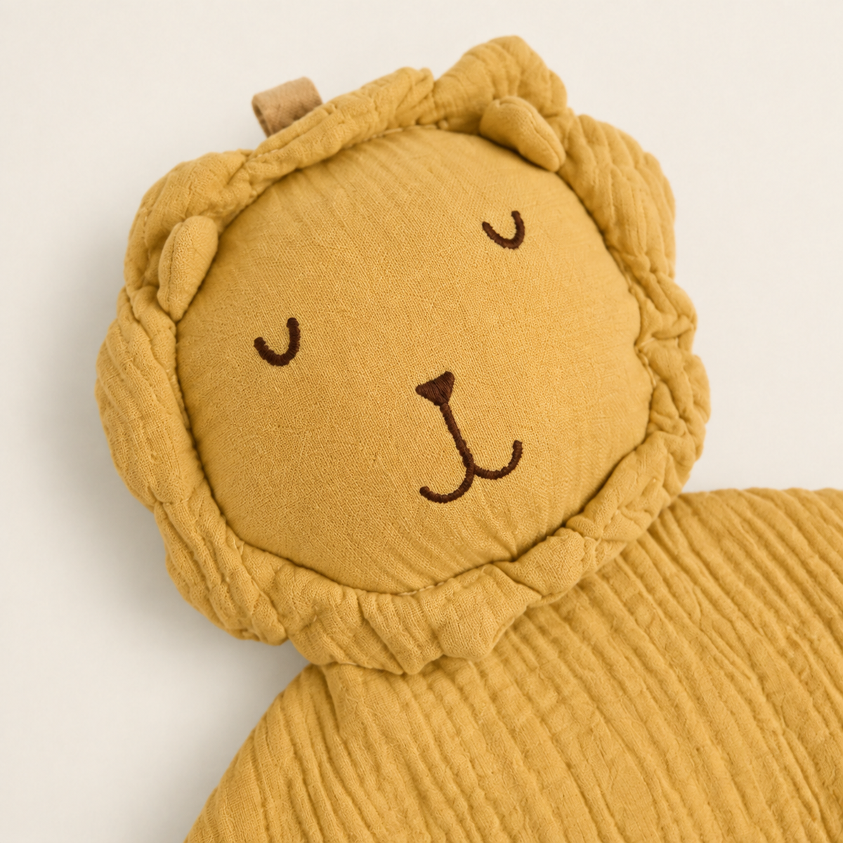 Doudou personnalisé lion jaune moutarde, gros plan visage et gaze de coton