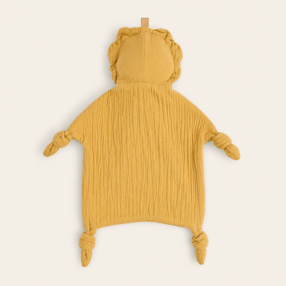 Doudou personnalisé lion jaune moutarde, vue de dos sur fond ivoire