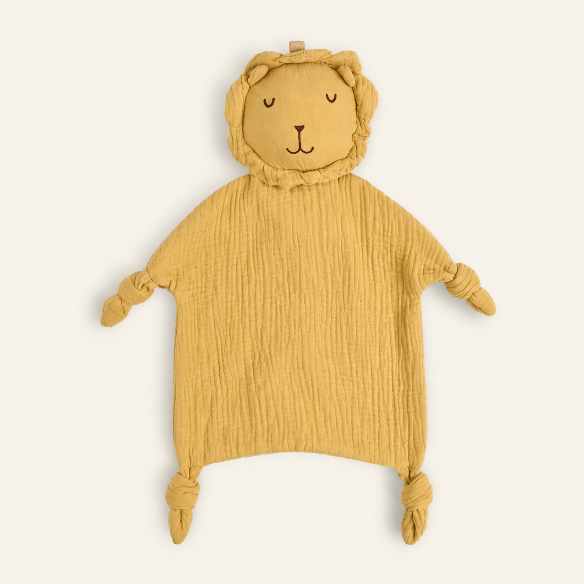 Doudou personnalisé lion jaune moutarde en gaze de coton, vue de face sur fond ivoire