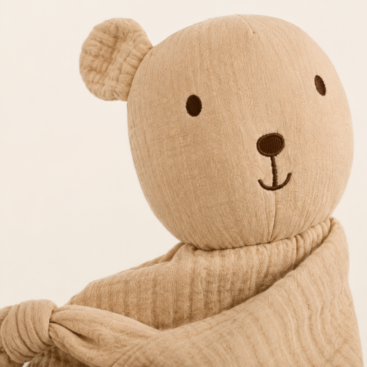 Doudou personnalisé ours beige, gros plan visage et gaze de coton