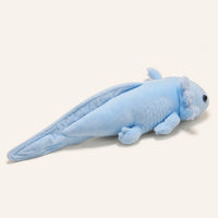 Peluche axolotl bleu, autre angle sur fond ivoire
