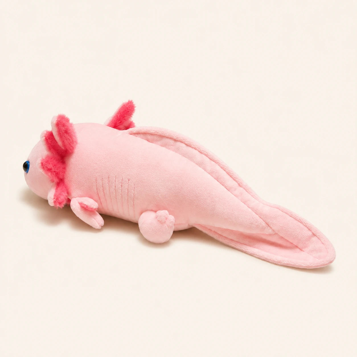 Peluche axolotl rose, autre angle sur fond ivoire