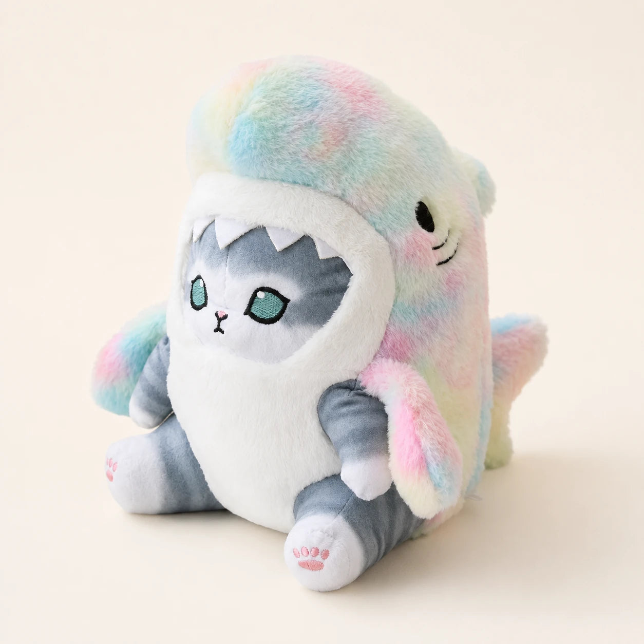 Peluche chat requin arc-en-ciel, vue principale de face sur fond ivoire