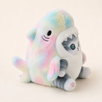 Peluche chat requin arc-en-ciel, autre angle sur fond ivoire