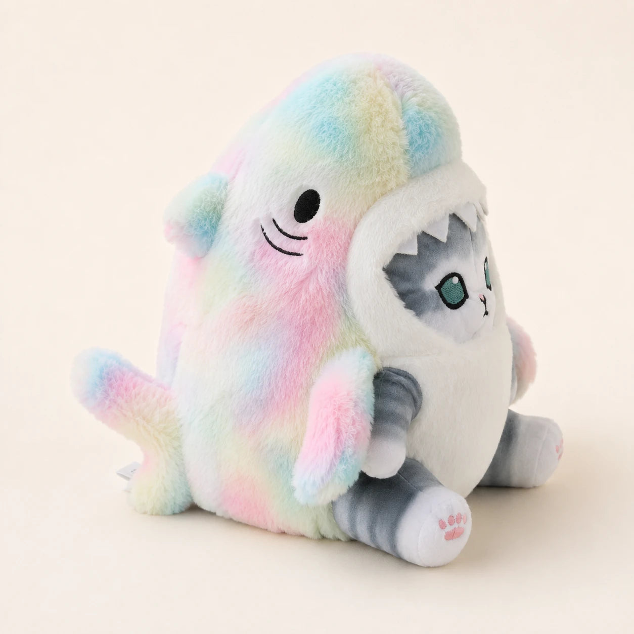 Peluche chat requin arc-en-ciel, autre angle sur fond ivoire