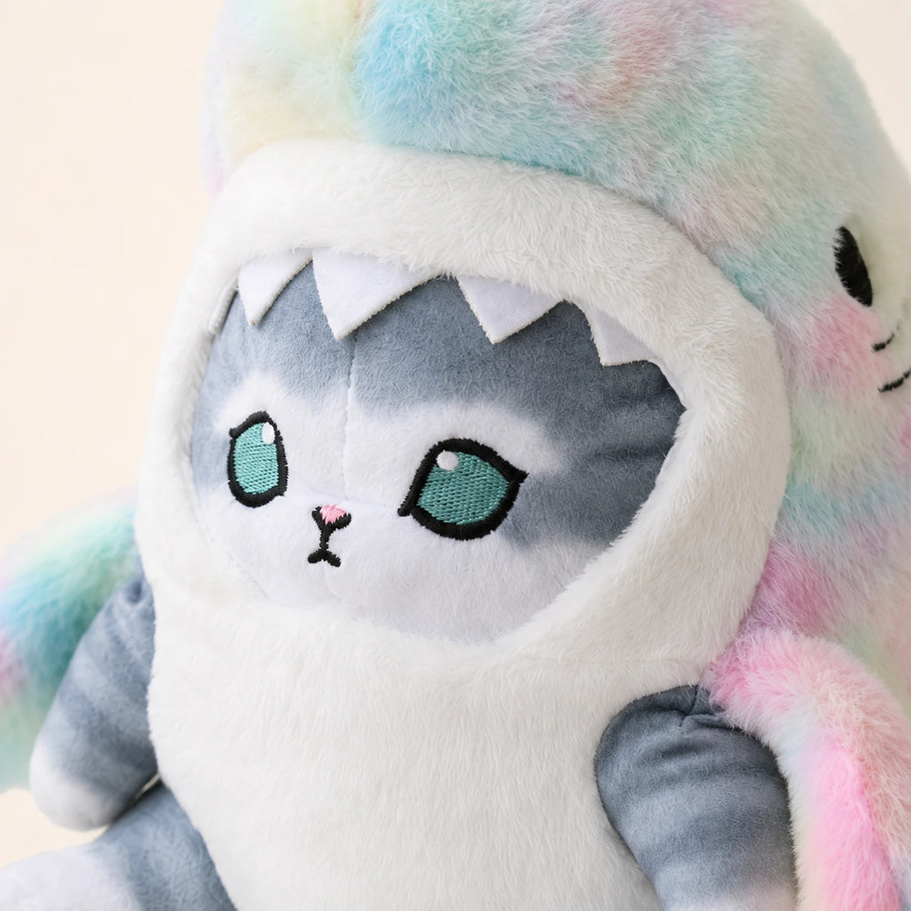 Peluche chat requin arc-en-ciel, gros plan sur le visage du chat