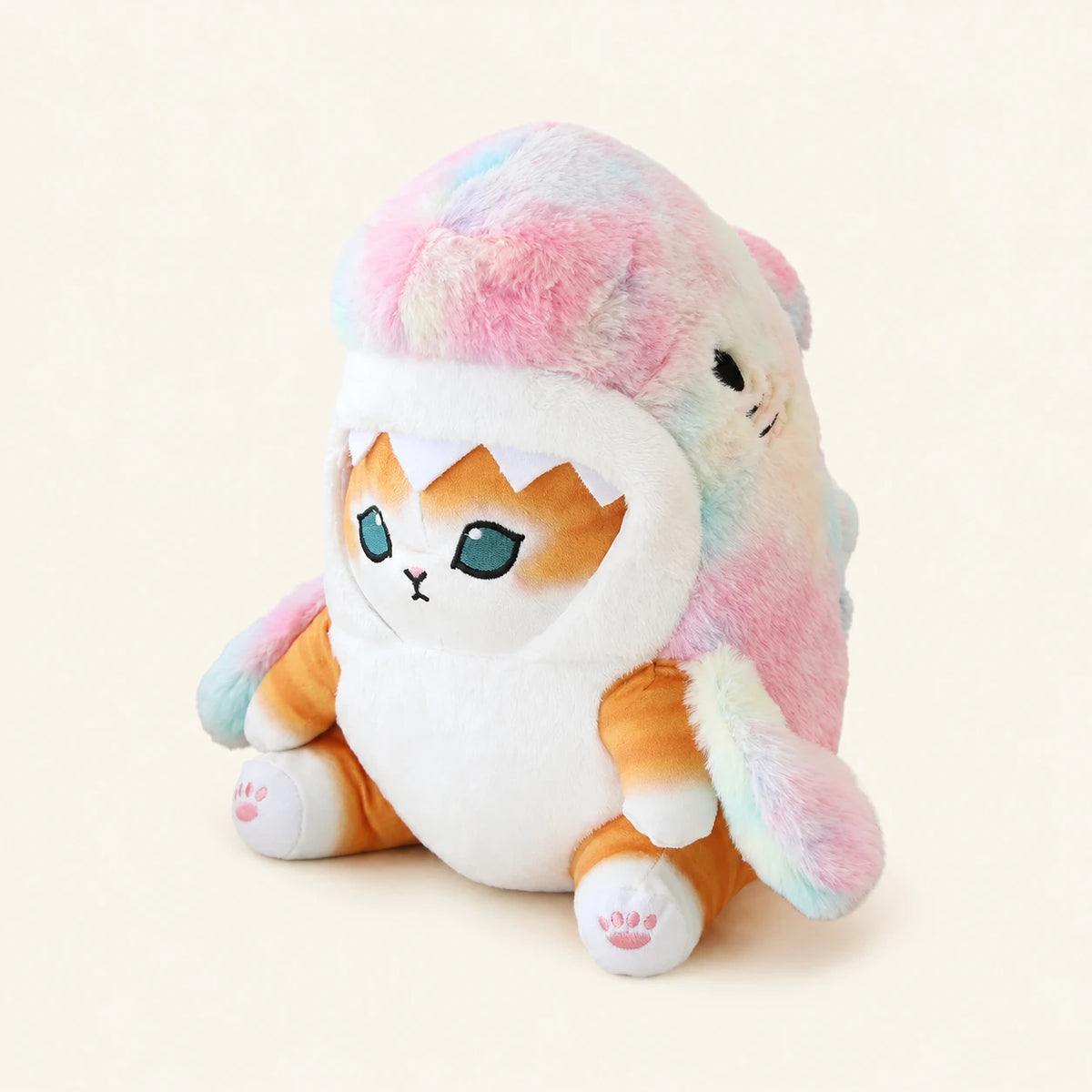 Peluche chat requin, chaton roux, vue principale de face sur fond ivoire