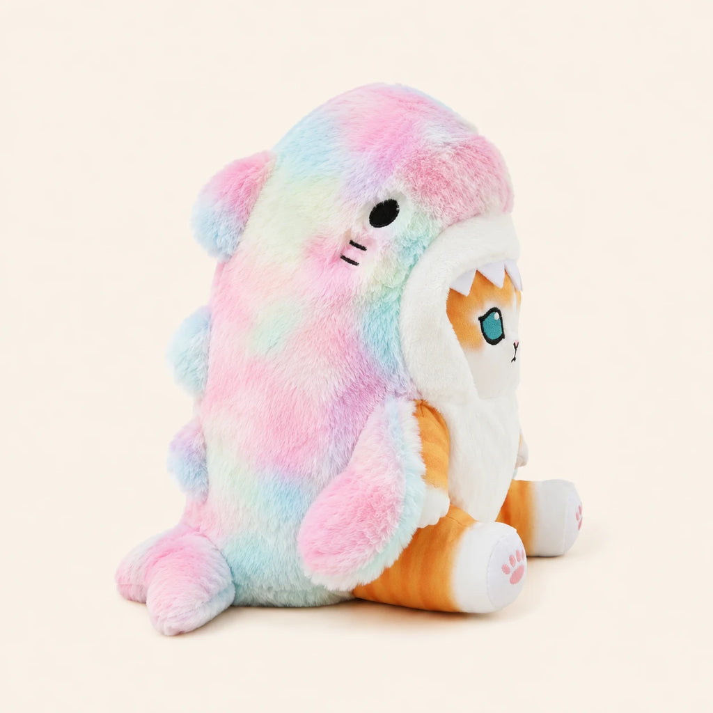 Peluche chat requin, chaton roux, autre angle sur fond ivoire