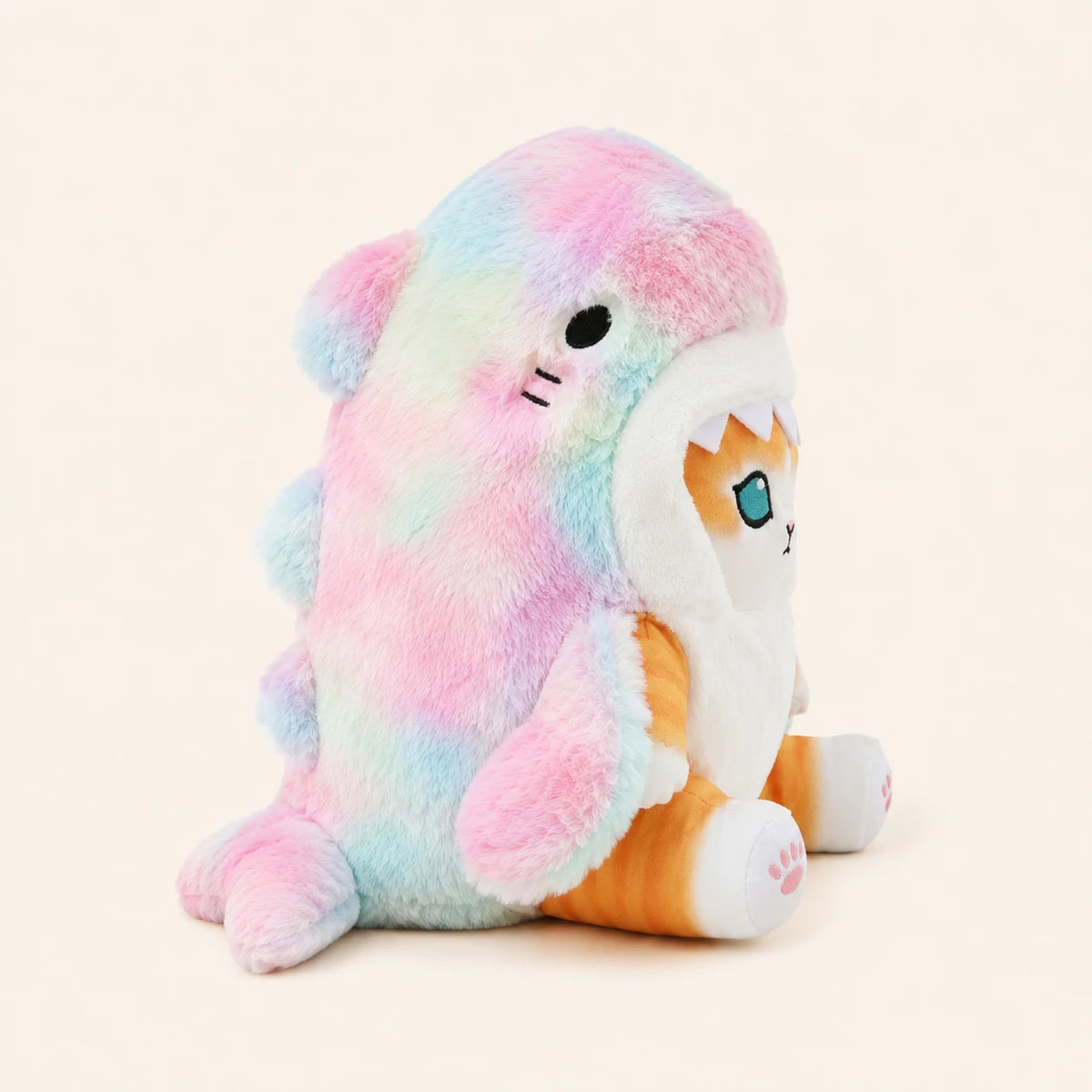 Peluche chat requin, chaton roux, autre angle sur fond ivoire
