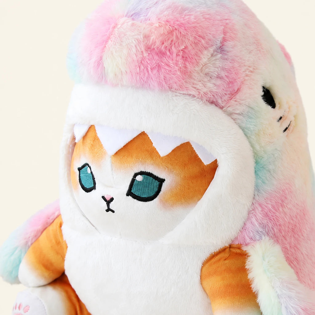 Peluche chat requin, gros plan sur le visage du chaton roux