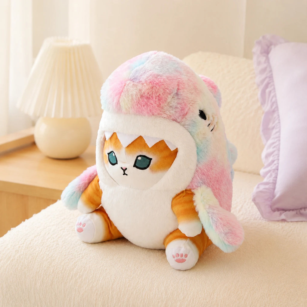 Peluche chat requin posée sur un lit, mise en situation