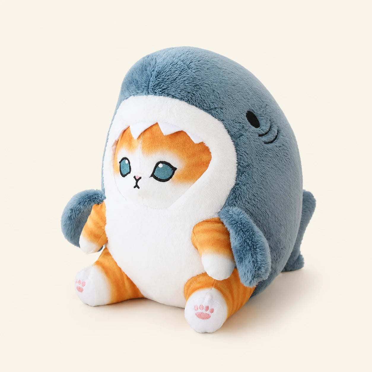 Peluche chat requin bleu, chaton roux, vue principale de face sur fond ivoire