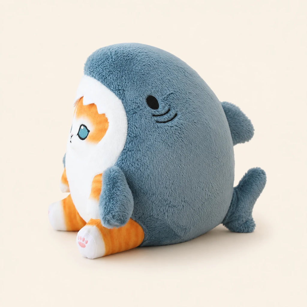 Peluche chat requin bleu, autre angle sur fond ivoire