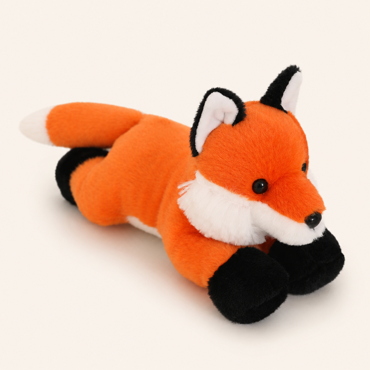 Mini peluche renard couchée, vue de trois quarts
