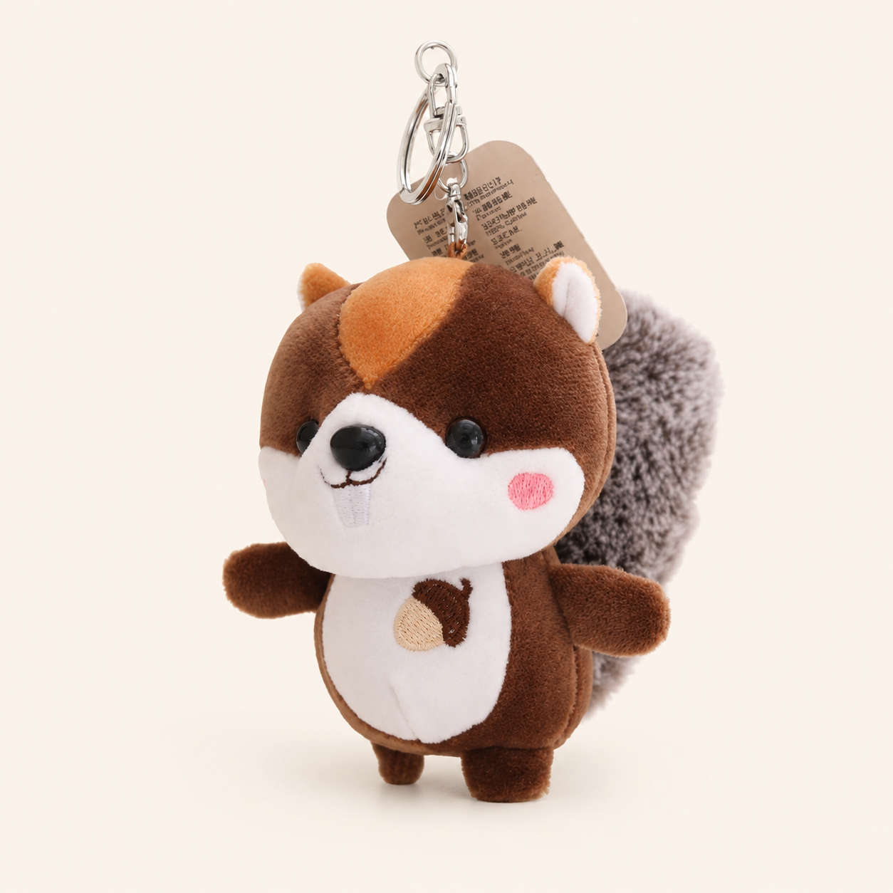 Porte-clés peluche écureuil avec anneau métallique sur fond ivoire